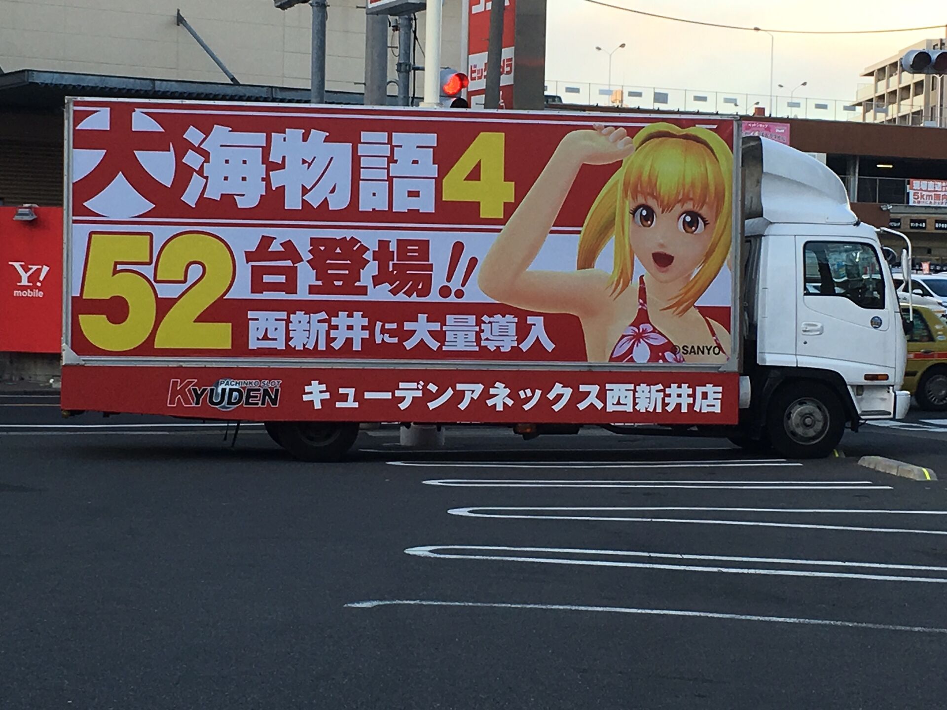 街中を走るアドトラック