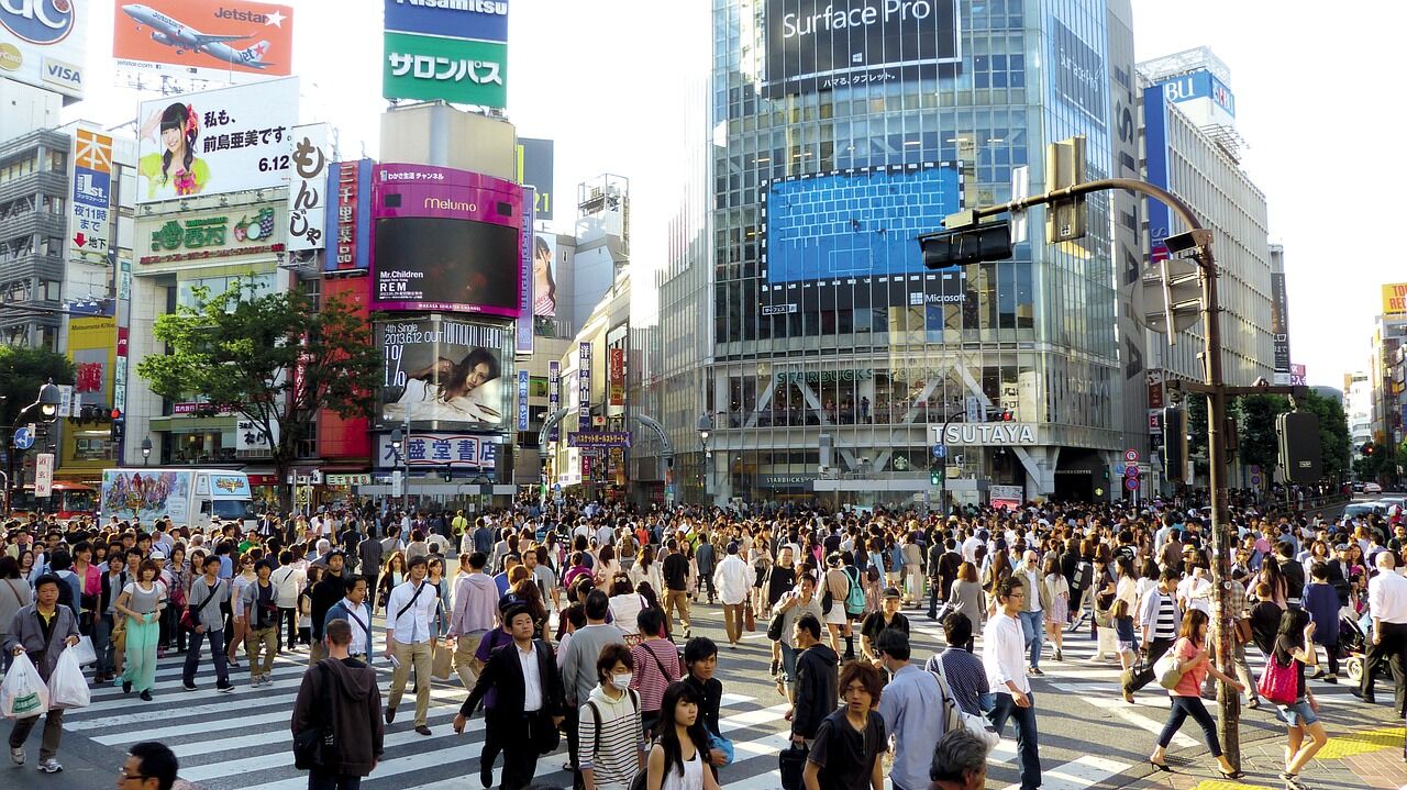 渋谷スクランブル交差点ビジョンとアドトラック広告を徹底比較！